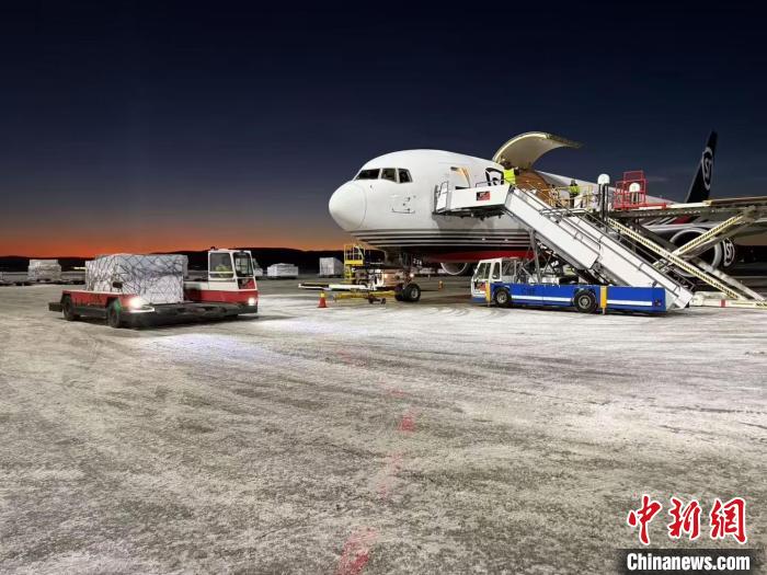 挪威三文鱼搭乘包机11.5小时东航冷链飞抵中国