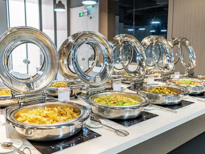 工厂食堂承包为工人带来健康的饭菜